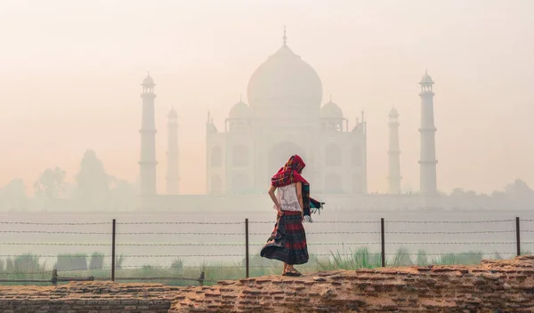 A woman visit Taj Mahal at early morning — Stock Photo, Image