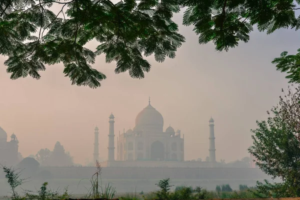 Vista de Taj Mahal no início da manhã nevoeiro — Fotografia de Stock