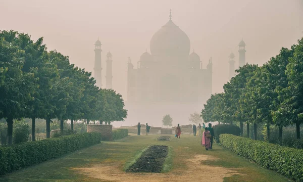 Widok na Taj Mahal o porannej mgle — Zdjęcie stockowe