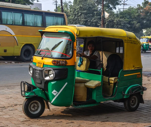 Um tuk tuk taxi esperando na rua — Fotografia de Stock