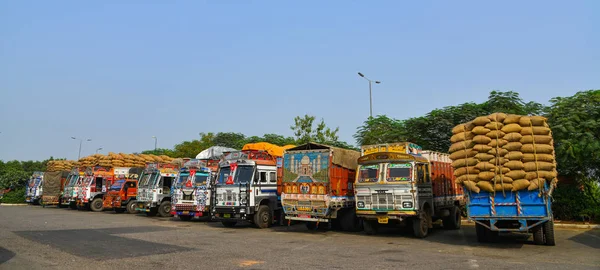 Przyczepy dla ciężarówek na odpoczynek w Agra, Indie — Zdjęcie stockowe