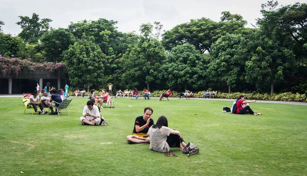 Singapur şehir parkındaki zevk insanlar — Stok fotoğraf