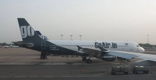 Passenger airplane at New Delhi Airport — Stock Photo, Image