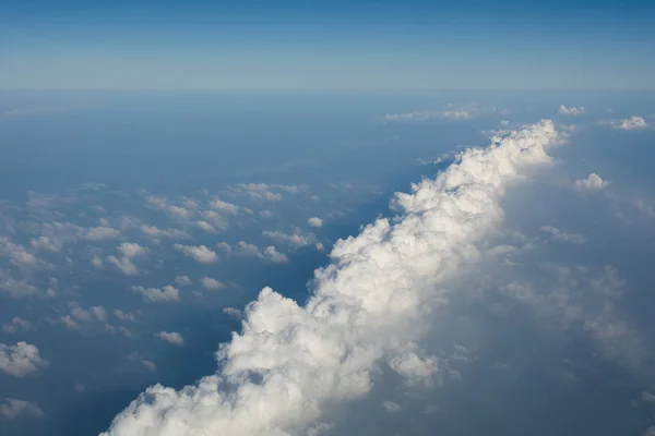 Cielo azul con nubes en el día de verano — Foto de Stock