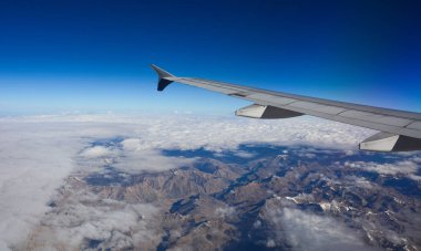 Uçaktan dağlara ve bulutlara bak