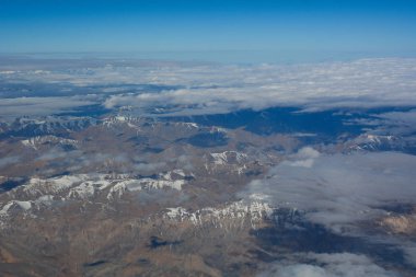 Kar dağlarının tepelerinin üstündeki hava manzarası 