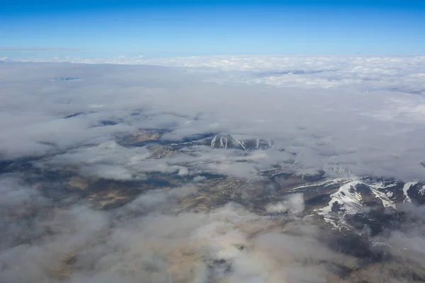 Vista aérea acima picos de montanha de neve — Fotografia de Stock