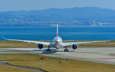 Uçak Kansai Havaalanı pistinde taksicilik yapıyor.