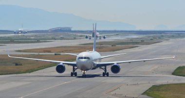 Uçak Kansai Havaalanı pistinde taksicilik yapıyor.