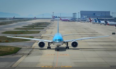 Uçak Kansai Havaalanı pistinde taksicilik yapıyor.