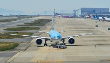 Uçak Kansai Havaalanı pistinde taksicilik yapıyor.