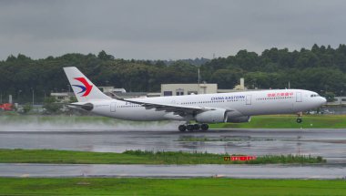 Tokyo Narita Havaalanı pistinde uçak taksicilik yapıyor. 