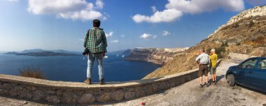 Asyalı genç adam güneşli bir günde denizi görüyor 