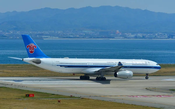 Avión en rodaje en la pista del aeropuerto de Kansai — Foto de Stock