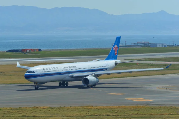 Avión en rodaje en la pista del aeropuerto de Kansai — Foto de Stock