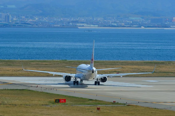 Letadlo pojíždí po ranveji na letišti Kansai — Stock fotografie