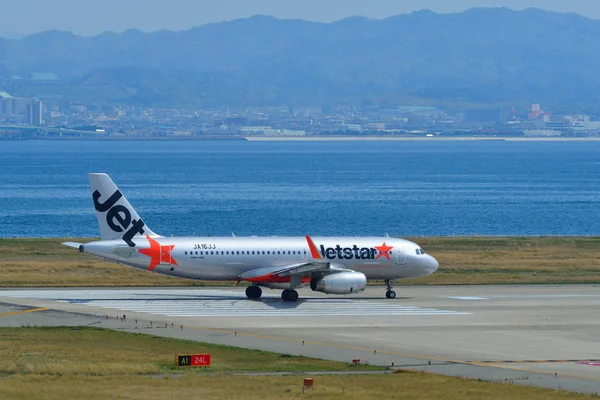 Letadlo pojíždí po ranveji na letišti Kansai — Stock fotografie