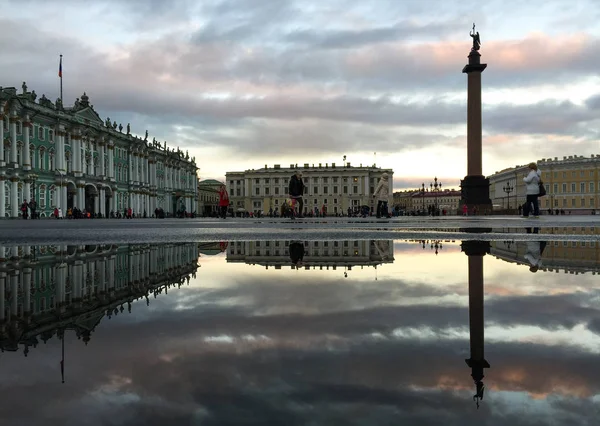 Kilátás Palace Square naplementekor — Stock Fotó