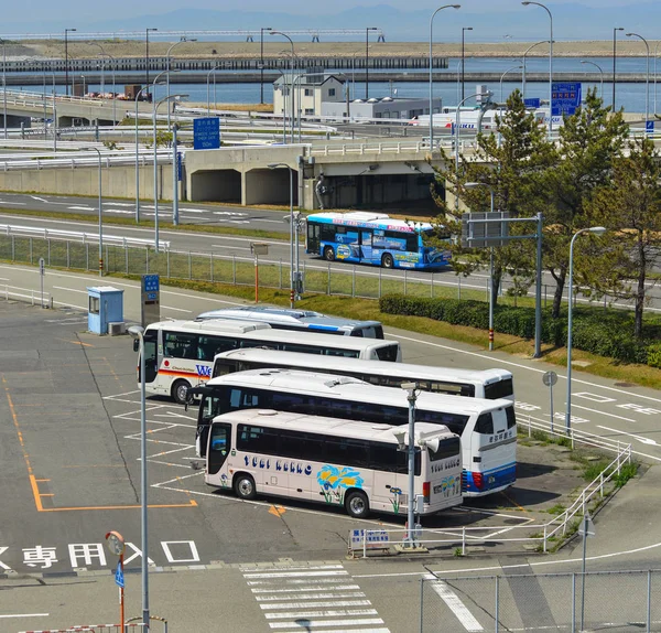 Passagierbusse warten am Flughafen von Kansai — Stockfoto