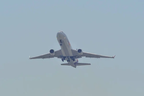 空港から離陸する飛行機 — ストック写真