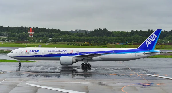 Tokyo Narita Havaalanı pistinde uçak taksicilik yapıyor. — Stok fotoğraf