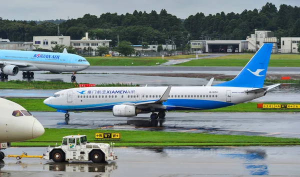 东京成田机场跑道上的飞机滑行 — 图库照片