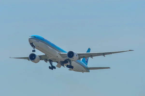 Descolagem do avião a partir do aeroporto — Fotografia de Stock