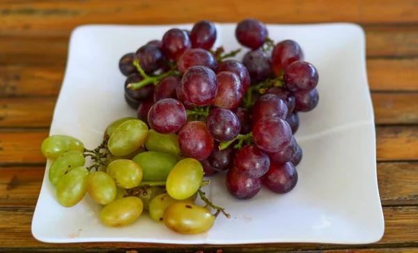 Winogrona na winorośli w letni dzień — Zdjęcie stockowe