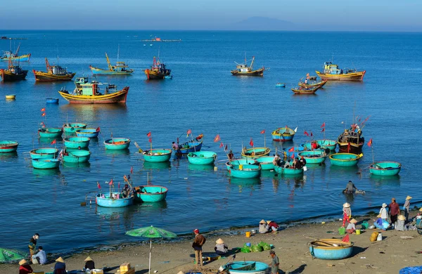 Bateaux de pêche sur mer bleue — Photo