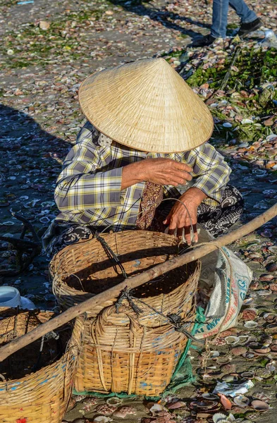 Women with traditional hats working at village — Stock Photo, Image