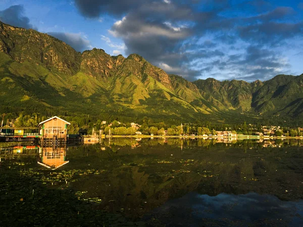 Krásné Dal Lake za slunečného dne v Srinagar, Indie — Stock fotografie