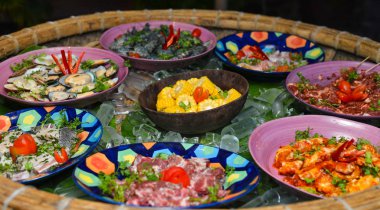 Akşam yemeği için açık büfe. 