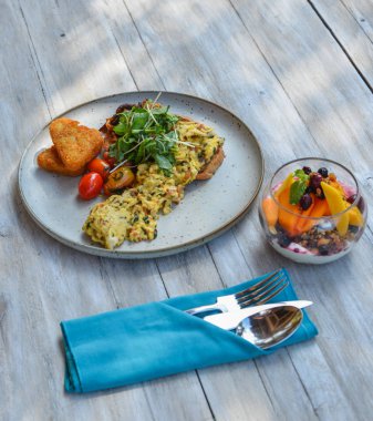 Kahvaltıda sağlıklı yemek. 