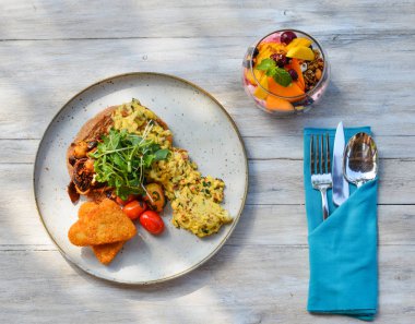 Kahvaltıda sağlıklı yemek. 