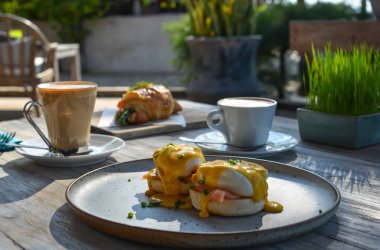 Kahvaltıda sağlıklı yemek. 