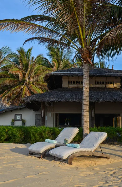 Relaxing chairs at the seaside luxury resort — Stock Photo, Image