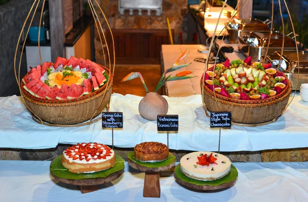 Słodki stół w luksusowej restauracji bufetowej — Zdjęcie stockowe