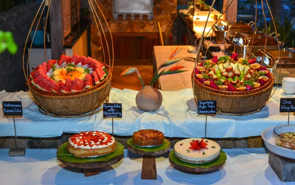 Słodki stół w luksusowej restauracji bufetowej — Zdjęcie stockowe