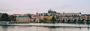 Prag ve Vltava nehirlerinin şehir manzarası