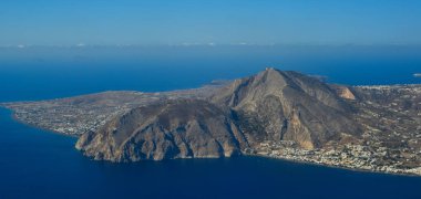 Mavi denizli küçük adaların havadan görünüşü