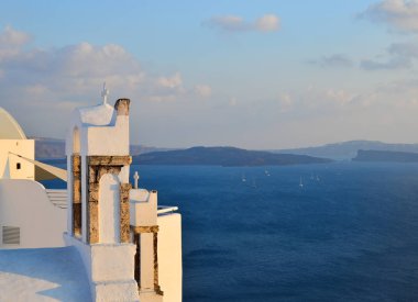 Güneşli bir günde Santorini Adası 