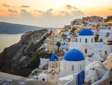 Santorini Adası 'ndaki Oia Köyü' nde güzel bir gün batımı