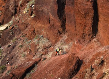 Kızıl dağda yolculuk. 