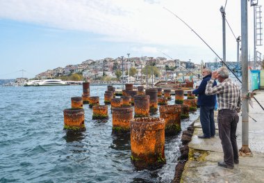 Körfez kıyısında dinlenen insanlar