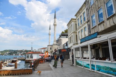 İstanbul 'da sokakta yürüyen insanlar