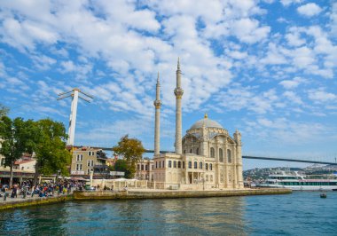 Ortakoy Camii ve Boğaz Köprüsü