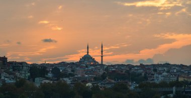 İstanbul, Türkiye 'de alacakaranlıkta antik cami