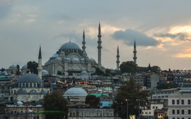 İstanbul, Türkiye 'de alacakaranlıkta antik cami