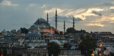 İstanbul, Türkiye 'de alacakaranlıkta antik cami