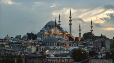 İstanbul, Türkiye 'de alacakaranlıkta antik cami